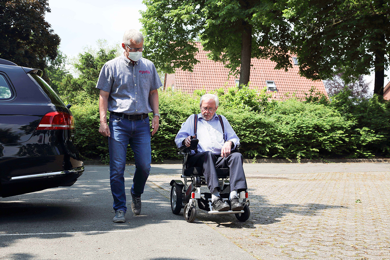 Alter Mann im Rollstuhl unterwegs