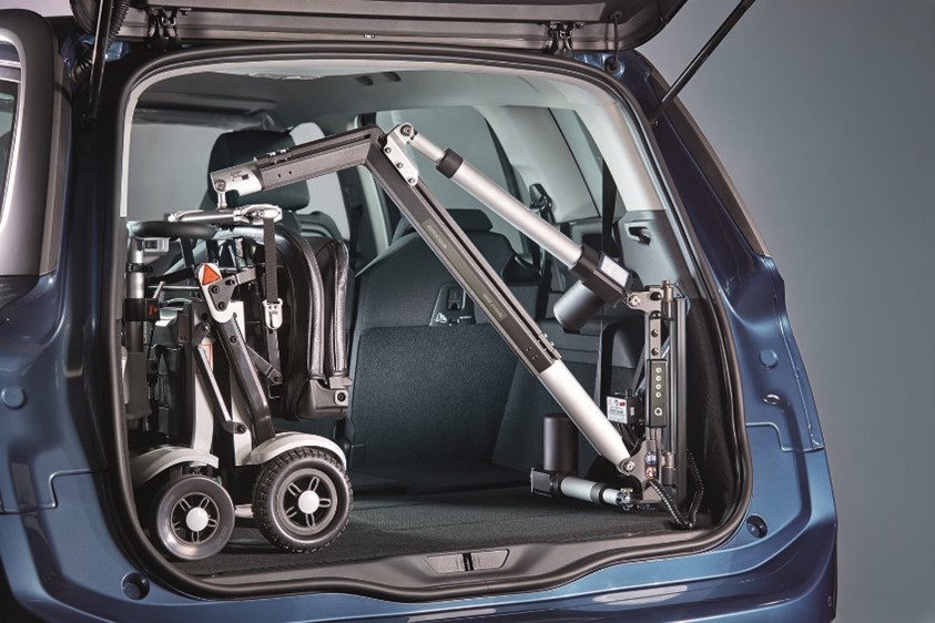 Dieses Bild zeigt ein Verladesystem für den ergoflix-Rollstuhl, um Ihr Auto für Rollstuhlfahrer fit zu machen.