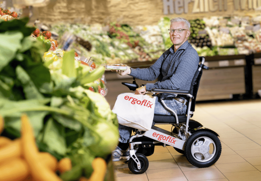 Dieses Bild zeigt einen Herrn im Supermarkt im ergoflix.