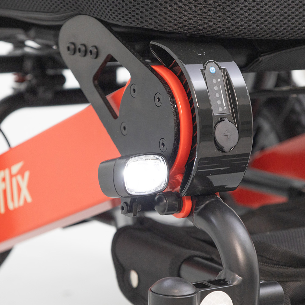 Integriertes Licht neben dem Akku des ergoflix® LX