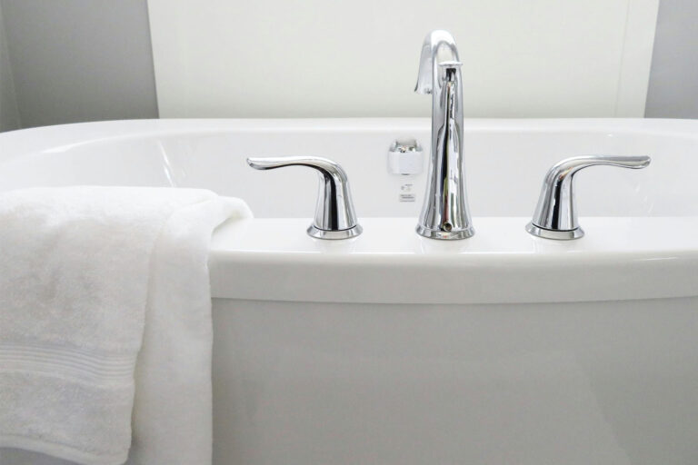 Mehr Sicherheit im Badezimmer dank einer Einstiegshilfe