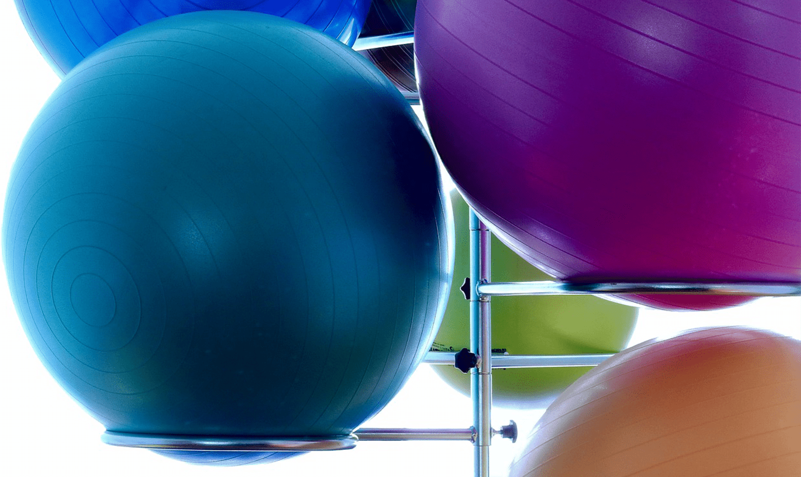 Dieses Bild zeigt Gymnastikbälle als Symbolbild für Seniorengymnastik