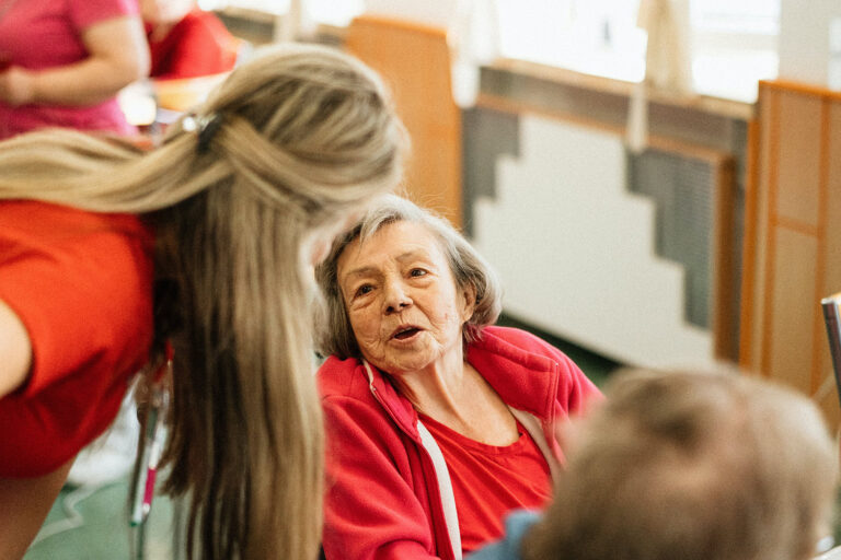 Dieses Bild zeigt eine &auml;ltere Dame und eine j&uuml;ngere Dame