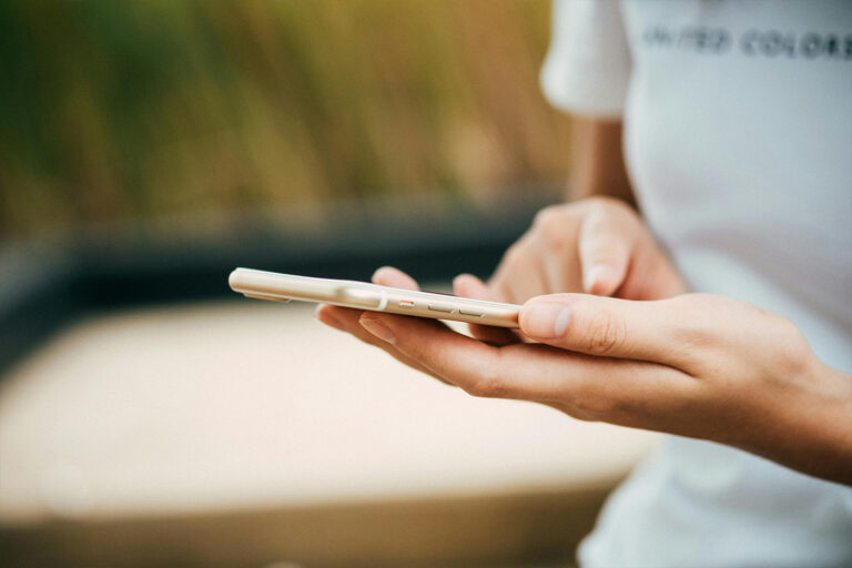 Dieses Bild zeigt eine Person bei der Nutzung einer Pflege-App.
