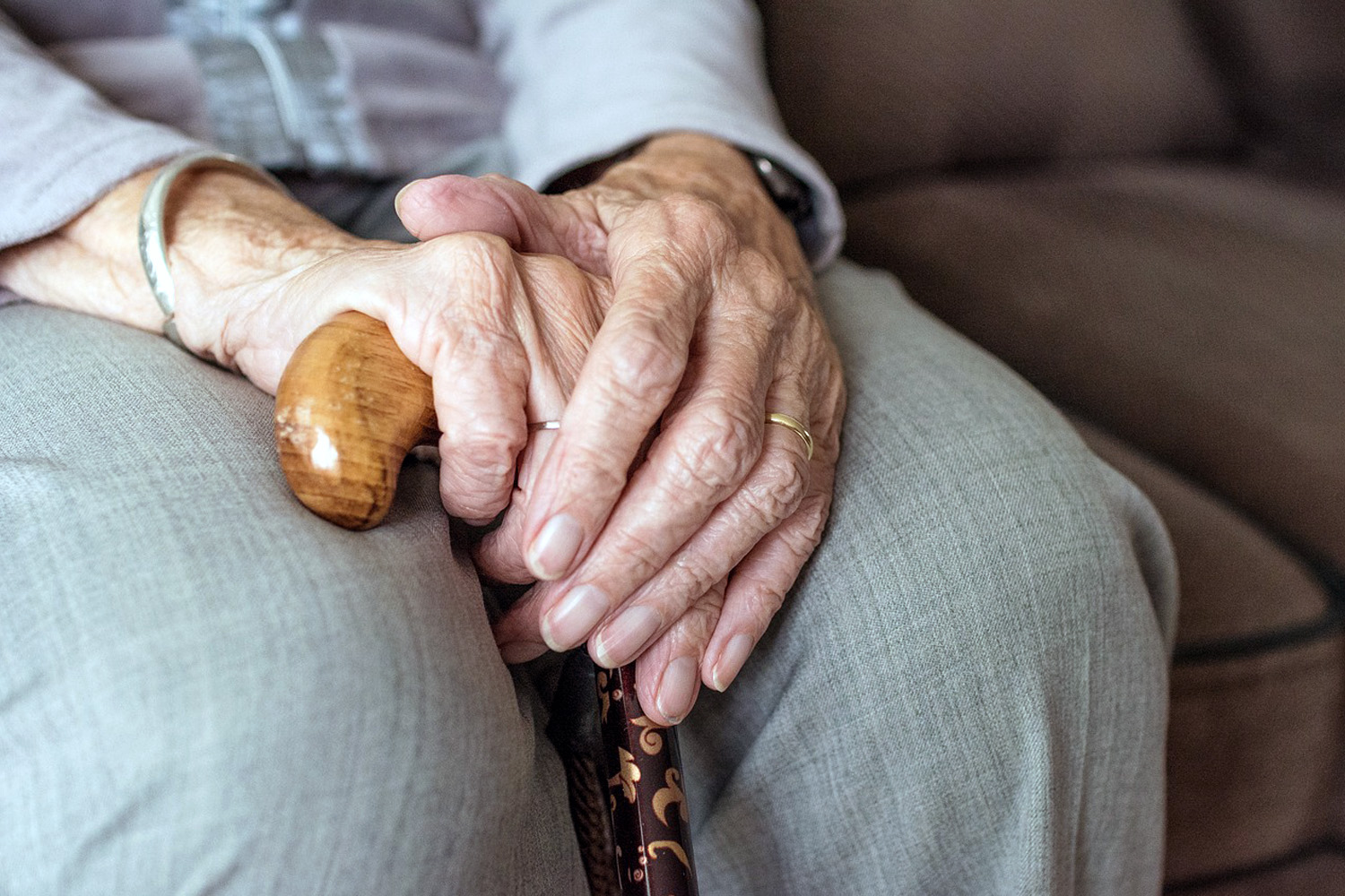 Dieses Bild zeigt die Händ einer Person mit Gangstörungen, die einen Gehstock festhalten