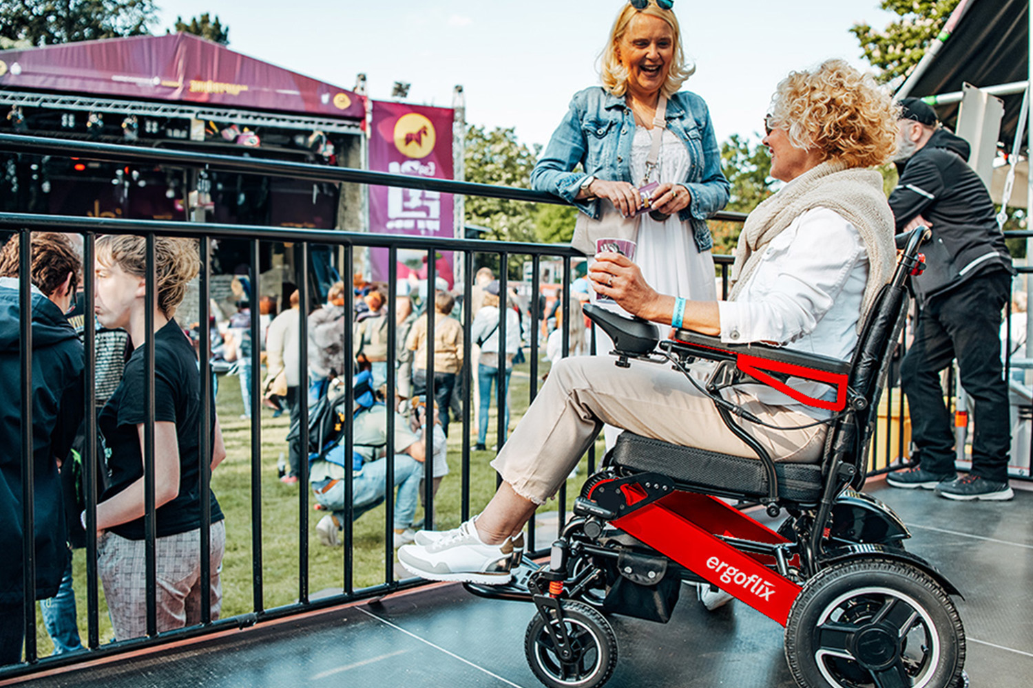 Dieses Bild zeigt eine Frau im Rollstuhl als Symbolbild für MS Rollstuhl