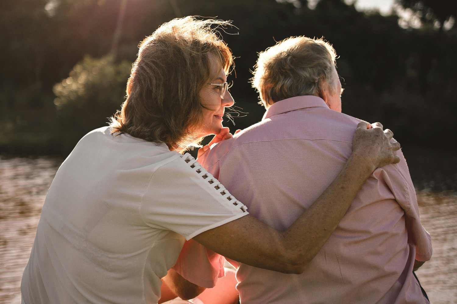 Dieses Bild zeigt zwei Personen an einem See sitzend