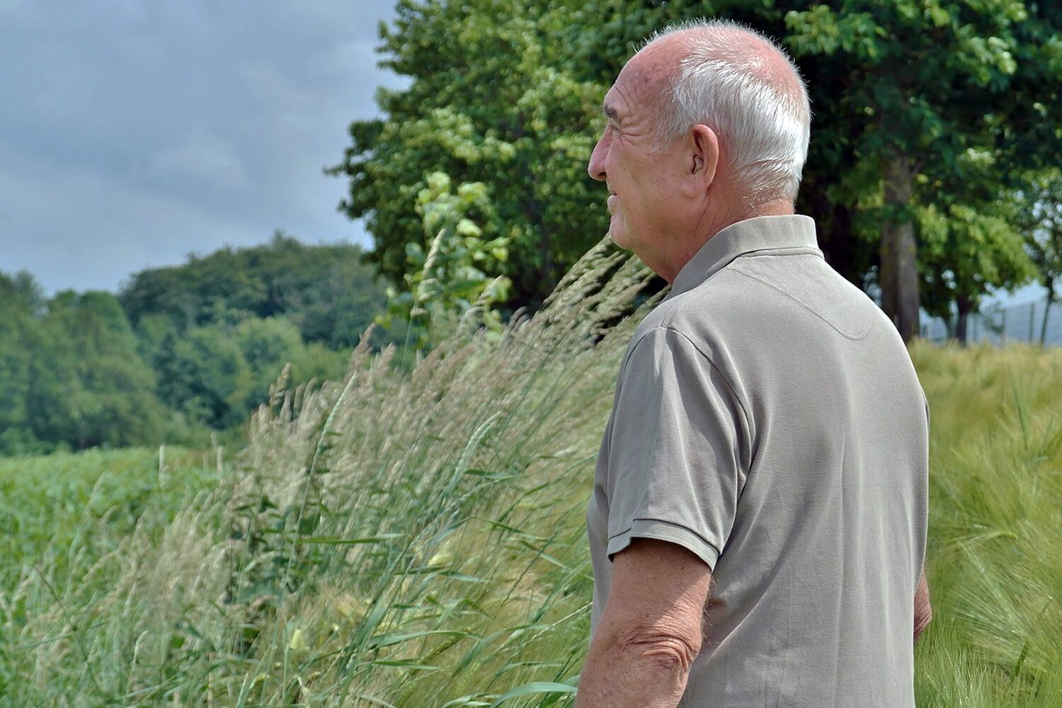 Ein Mann steht in der Natur