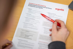 Das Bild zeigt ein Formular mit einer Checkliste, die bei einem Hilfsmittelantrag f&uuml;r einen Rollstuhl zu beachten ist.