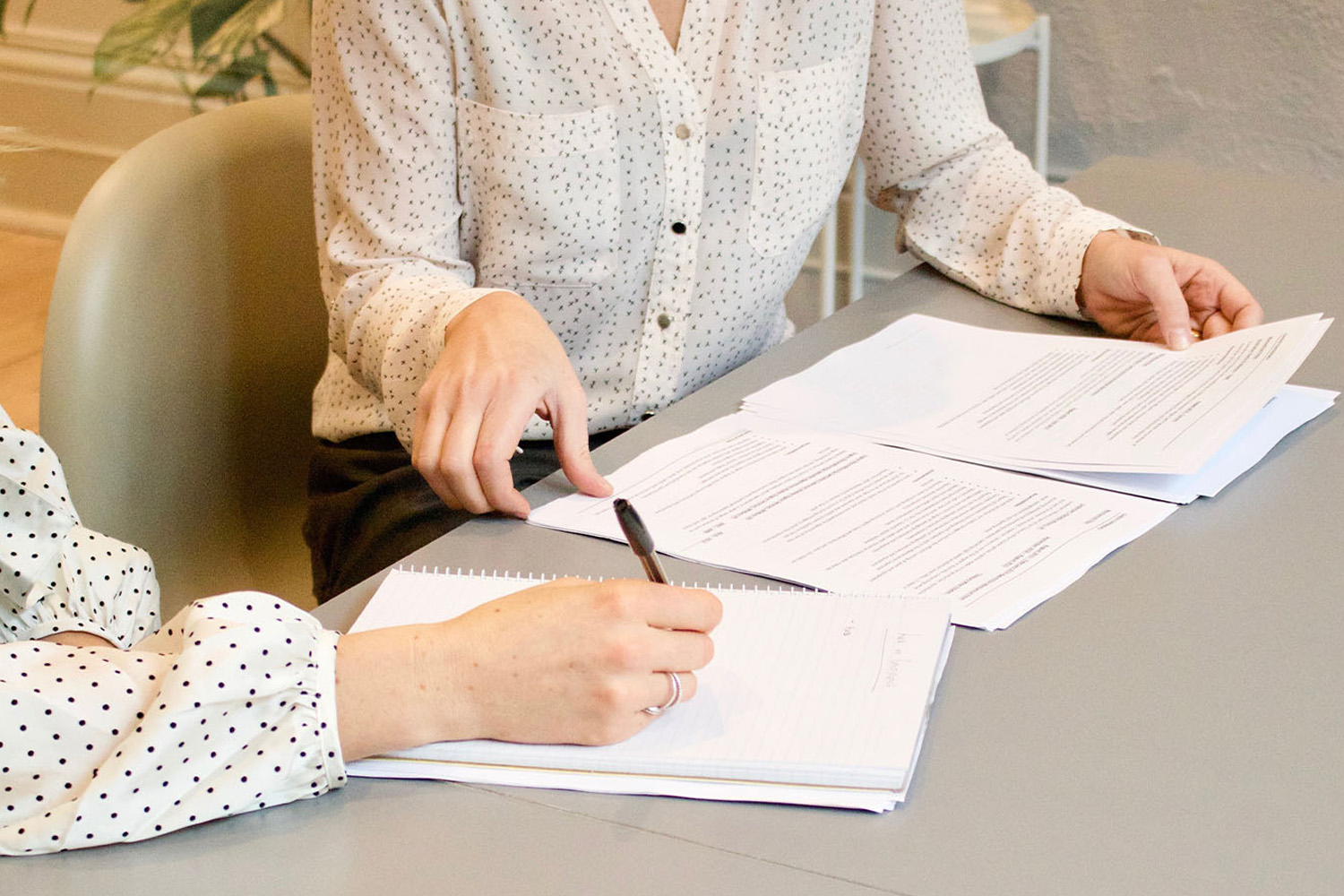 Hier siehst Du wie ein Vertrag unterschrieben wird.