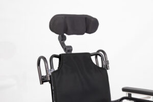 Das Bild zeigt den die R&uuml;ckenlehne eines Rollstuhls von vorne, an der Lehne ist eine Kopfst&uuml;tze angebracht.