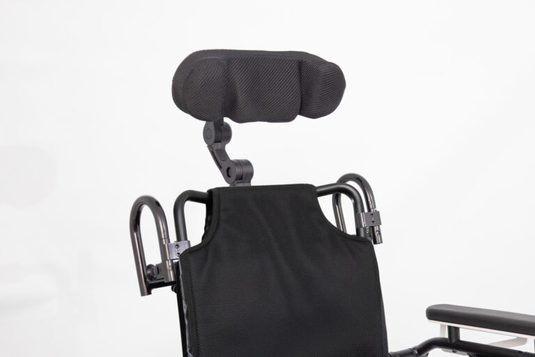 Das Bild zeigt den die Rückenlehne eines Rollstuhls von vorne, an der Lehne ist eine Kopfstütze angebracht.