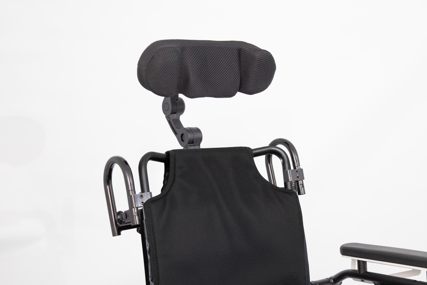 Das Bild zeigt den die R&uuml;ckenlehne eines Rollstuhls von vorne, an der Lehne ist eine Kopfst&uuml;tze angebracht.