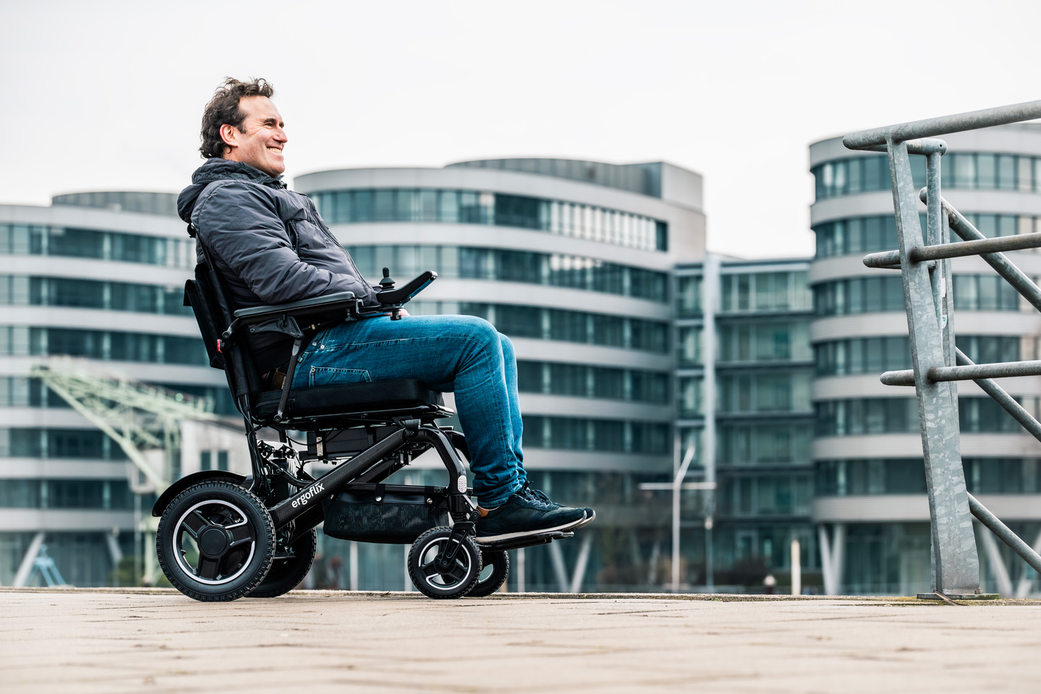 Das Bild zeigt einen Mann in Winterkleidung, der in einem ergoflix-Rollstuhl sitzt.