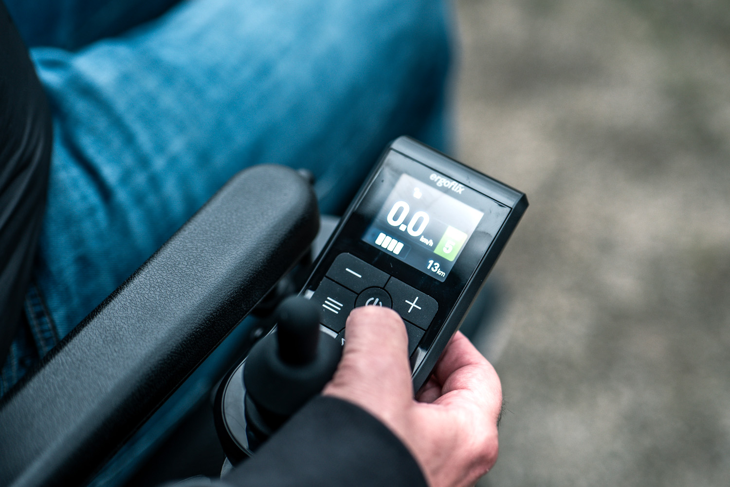 Das Bild zeigt in Nahaufnahme ein Bedienmodul eines ergoflix-Rollstuhls, auf dem die Geschwindigkeitsanzeige zu sehen ist.