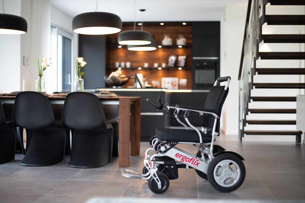 Elektrorollstuhl im Innenbereich