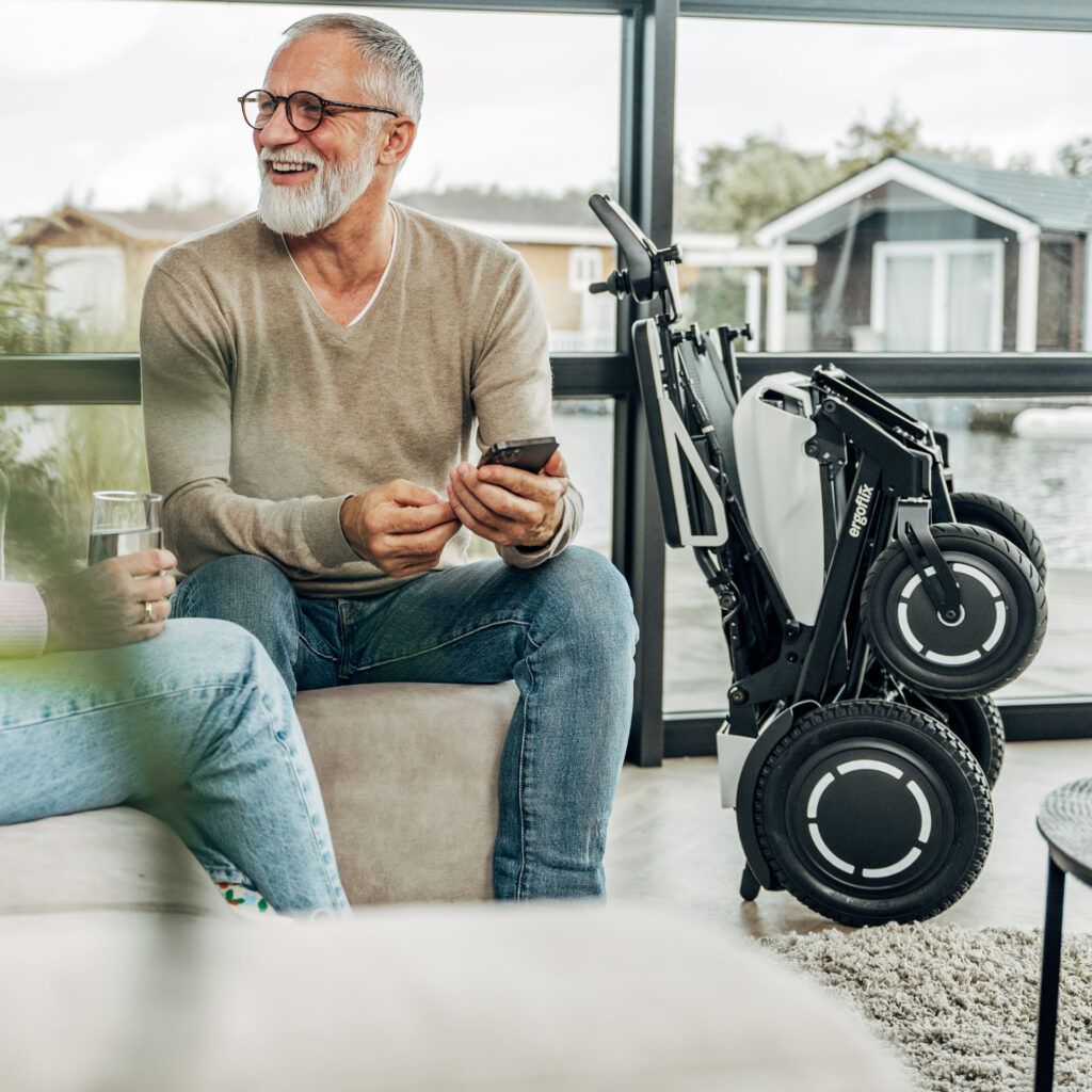Der ergoflix® Vario kann seines innovativen Faltmechanismus platzsparend in die Ecke gestellt werden.