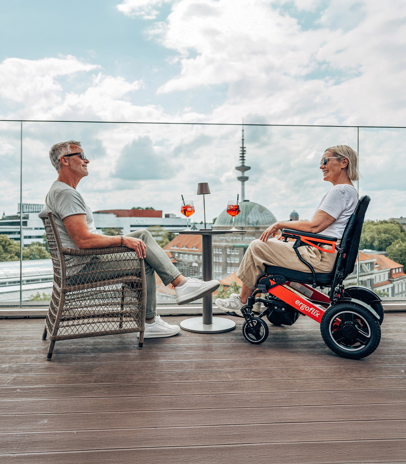 Paar auf einer Dachterrasse, sie sitzt im ergoflix LX