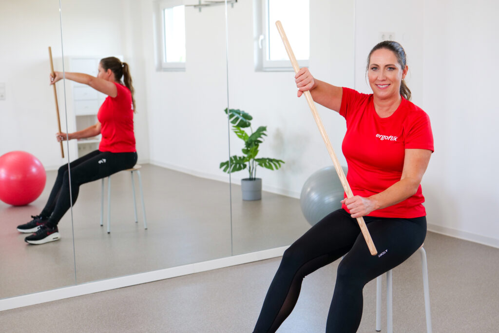 Mit Gymnastikstäben das Gleichgewicht fördern