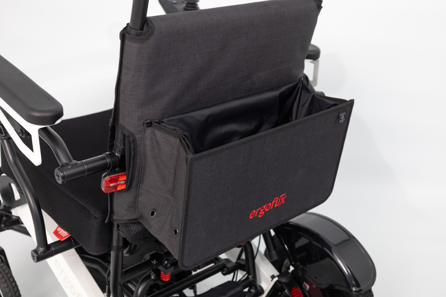 Das Bild zeigt die Rückenlehne eines ergoflix-Rollstuhls von hinten, dort ist die neue Rollstuhltasche angebracht.