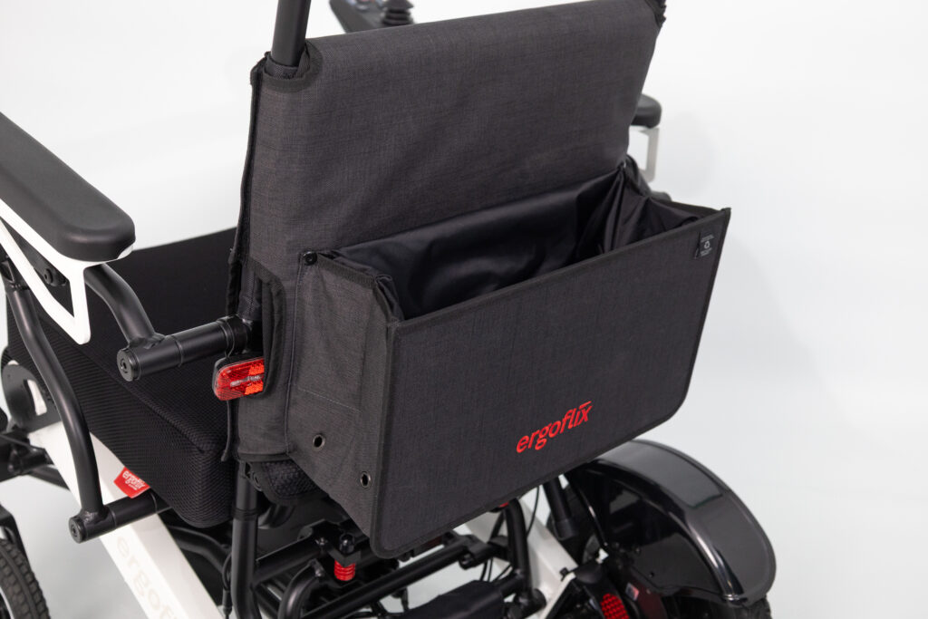 Das Bild zeigt einen ergoflix-Rollstuhl von hinten, an dem die Rollstuhltasche hinten befestigt ist.