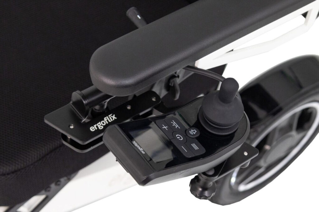 Schwenkarm mit Bedienmodul und Joystick an der Armlehne des ergoflix LX