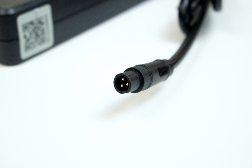 Das Bild zeigt ein Ladekabel eines elektrischen Rollstuhls von ergoflix.