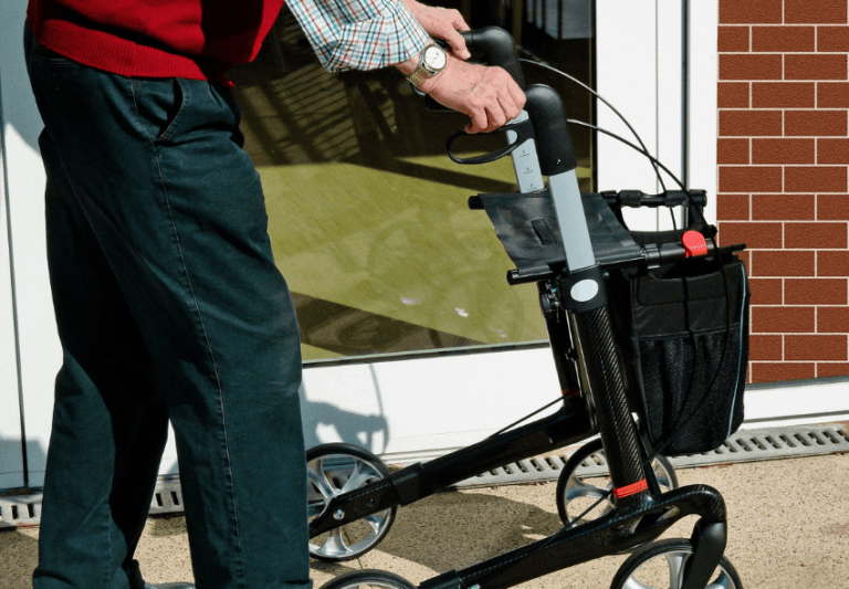 Mann mit Carbon-Rollator