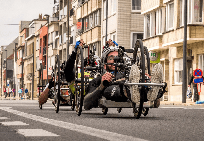 Elektrisches Handbike - auf diesem Bild siehst Du einen Fahrer eines solchen Sportgeräts