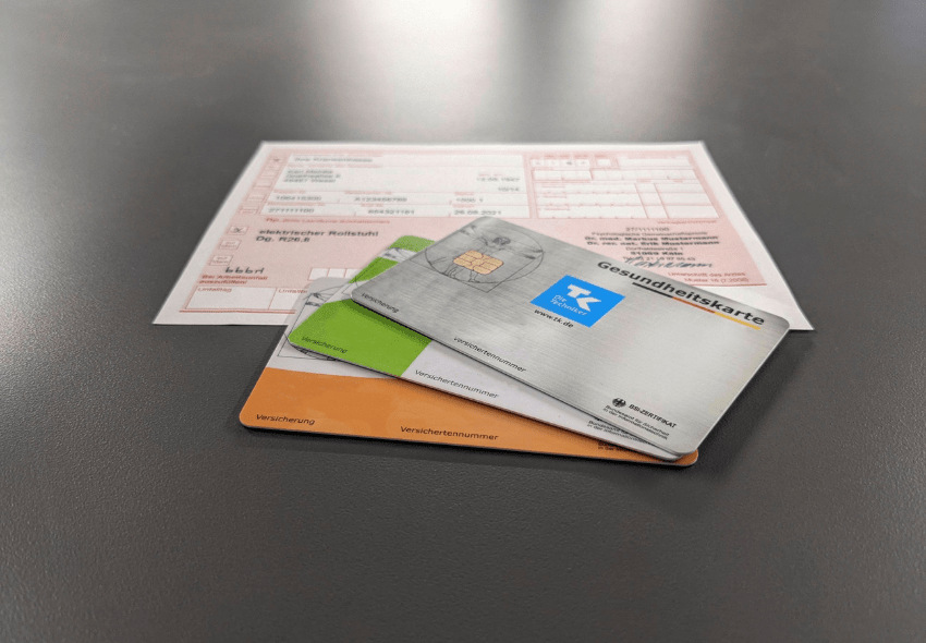 Dieses Bild zeigt Krankenkassenkarten, um darzustellen, dass ein Leichtgewichtrollstuhl bezuschusst werden kann