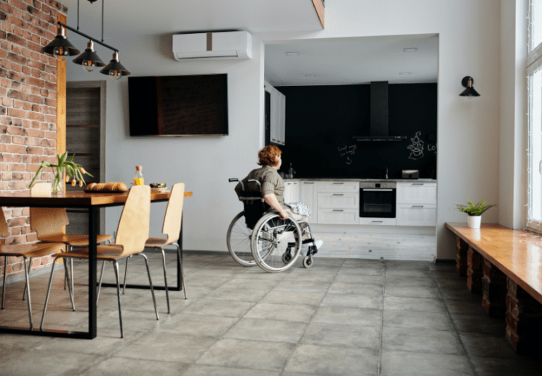 Leichter Rollstuhl: Dieses Bild zeigt eine Frau, die in ihrer Wohnung in einem Rollstuhl sitzt.