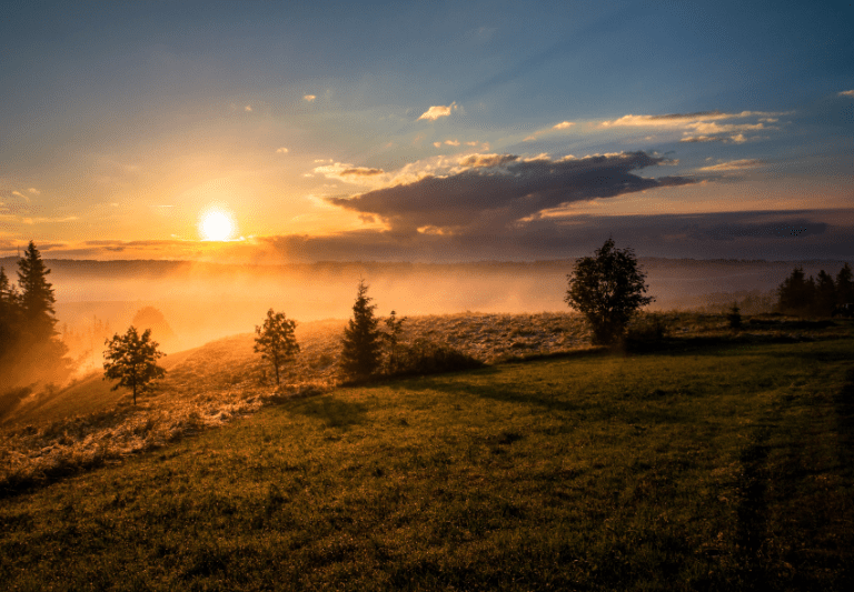 Dieses Bild zeigt eine Landschaft im Sonnenuntergang