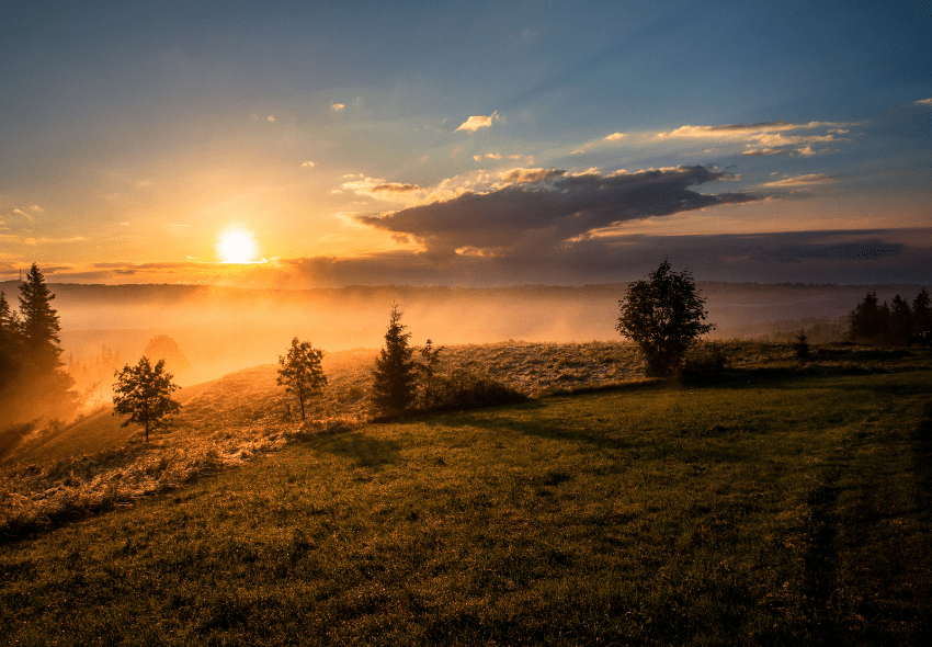 Dieses Bild zeigt eine Landschaft im Sonnenuntergang