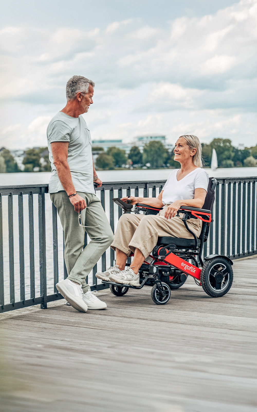 Paar an der Alster, sie f&auml;hrt den ergoflix LX