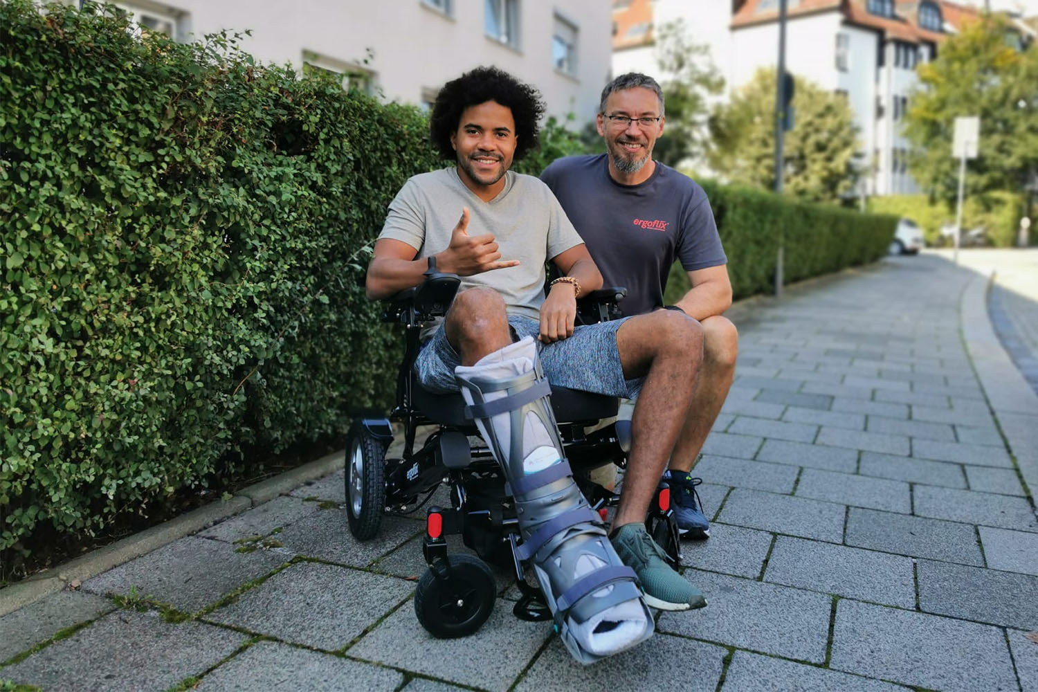 Influencer Alexander Bangula im Elektrorollstuhl