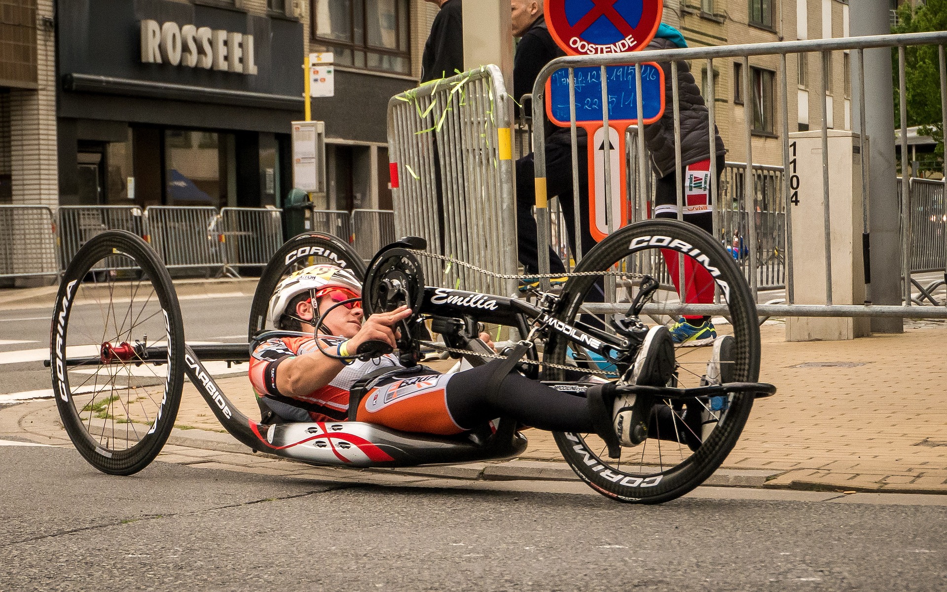 Dieses Bild zeigt einen Mann, der ein Handbike fährt