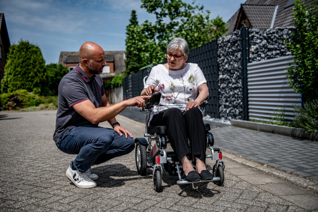 Mitarbeiter erklärt den Elektrorollstuhl ergoflix®