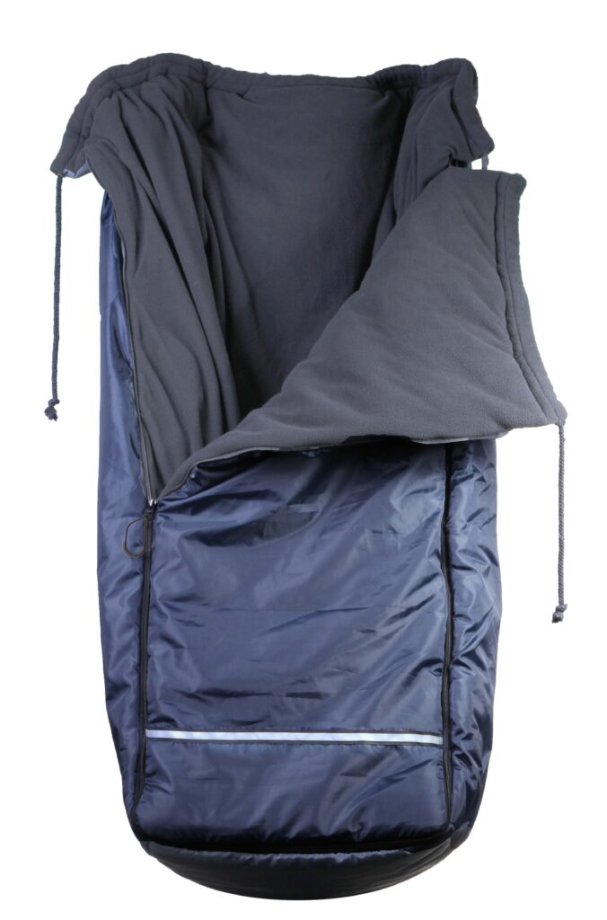 Das Bild zeigt einen dunkelblauen Rollstuhlschlupfsack von Rolko.