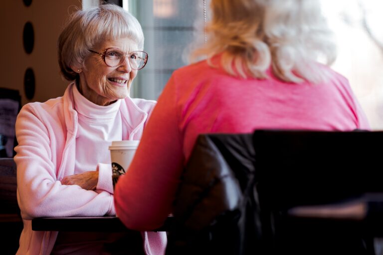 Dieses Bild zeigt eine &auml;ltere Dame in einem Cafe als Symbolbild f&uuml;r eine Mobilit&auml;tshilfe im Alter