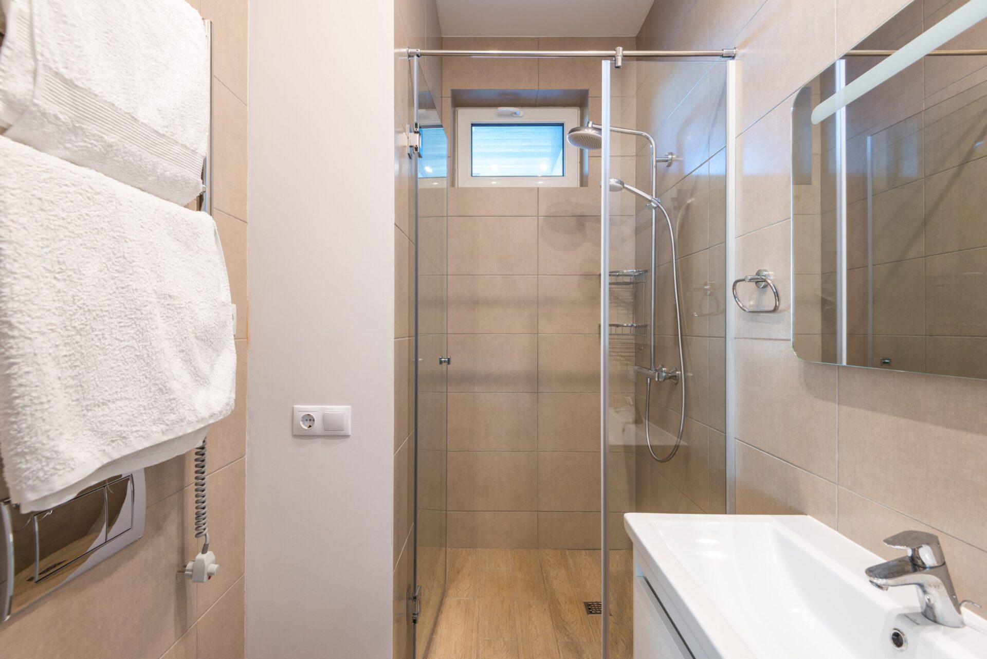 Dieses Bild ist ein Symbolbild für einen Duschrollstuhl und zeigt ein ebenerdiges Bad.