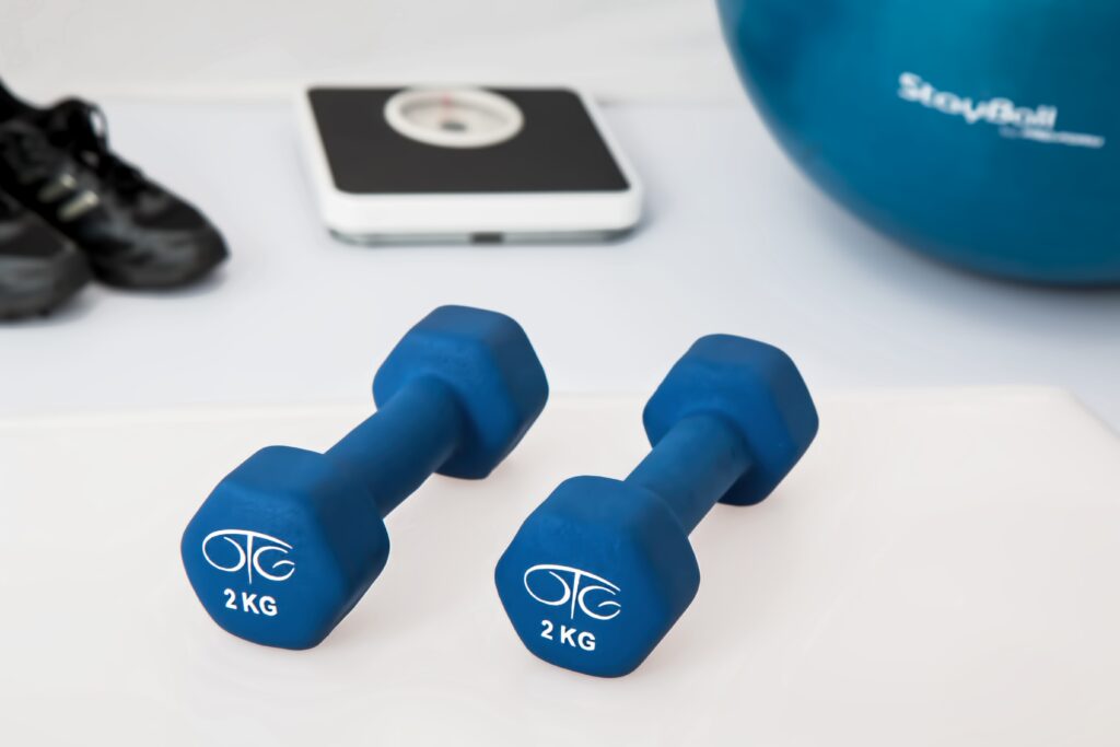 Krafttraining für Senioren mit Hanteln