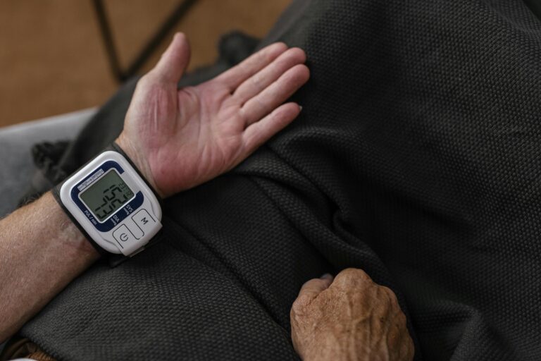 Blutdruck messen am Handgelenk