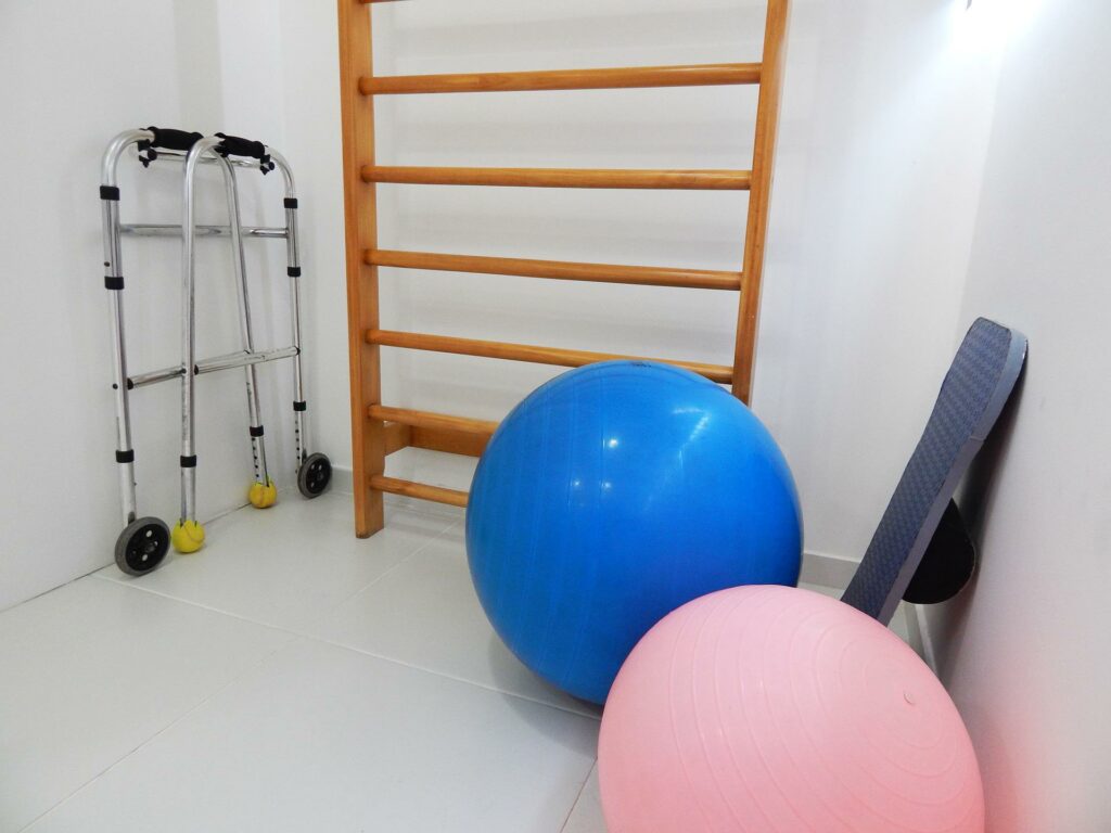 Sport nach Schlaganfall: Dieses Bild zeigt einen Raum, in dem Physiotherapie gemacht werden kann.