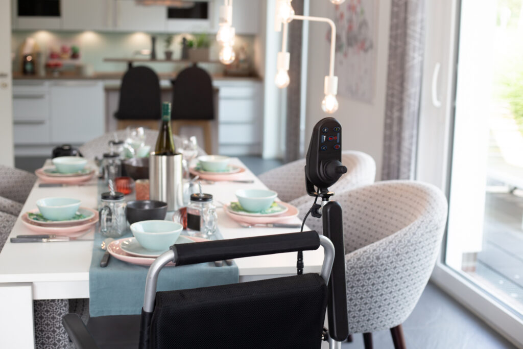 Elektrorollstuhl ergoflix® am Esstisch