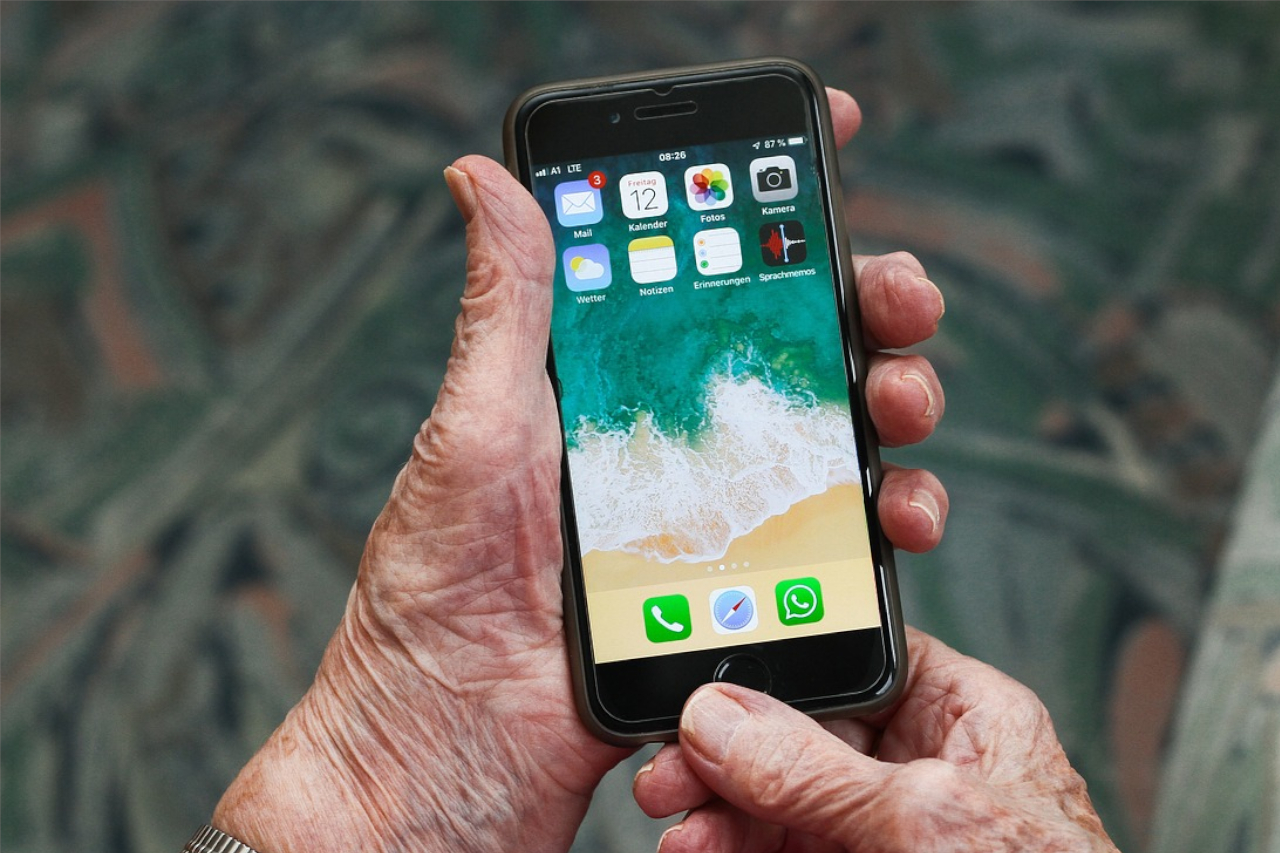 Senioren-Handy: Darauf solltest Du beim Kauf achten