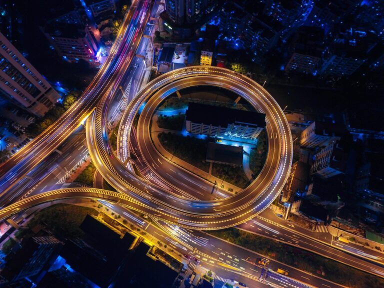 Zukunft Mobilit&auml;t: Dieses Bild zeigt eine bunt beleuchtete gro&szlig;e Stra&szlig;e von oben