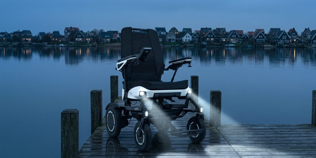 Der ergoflix vario mit eingeschaltetem Licht auf einem Steg in der Dämmerung